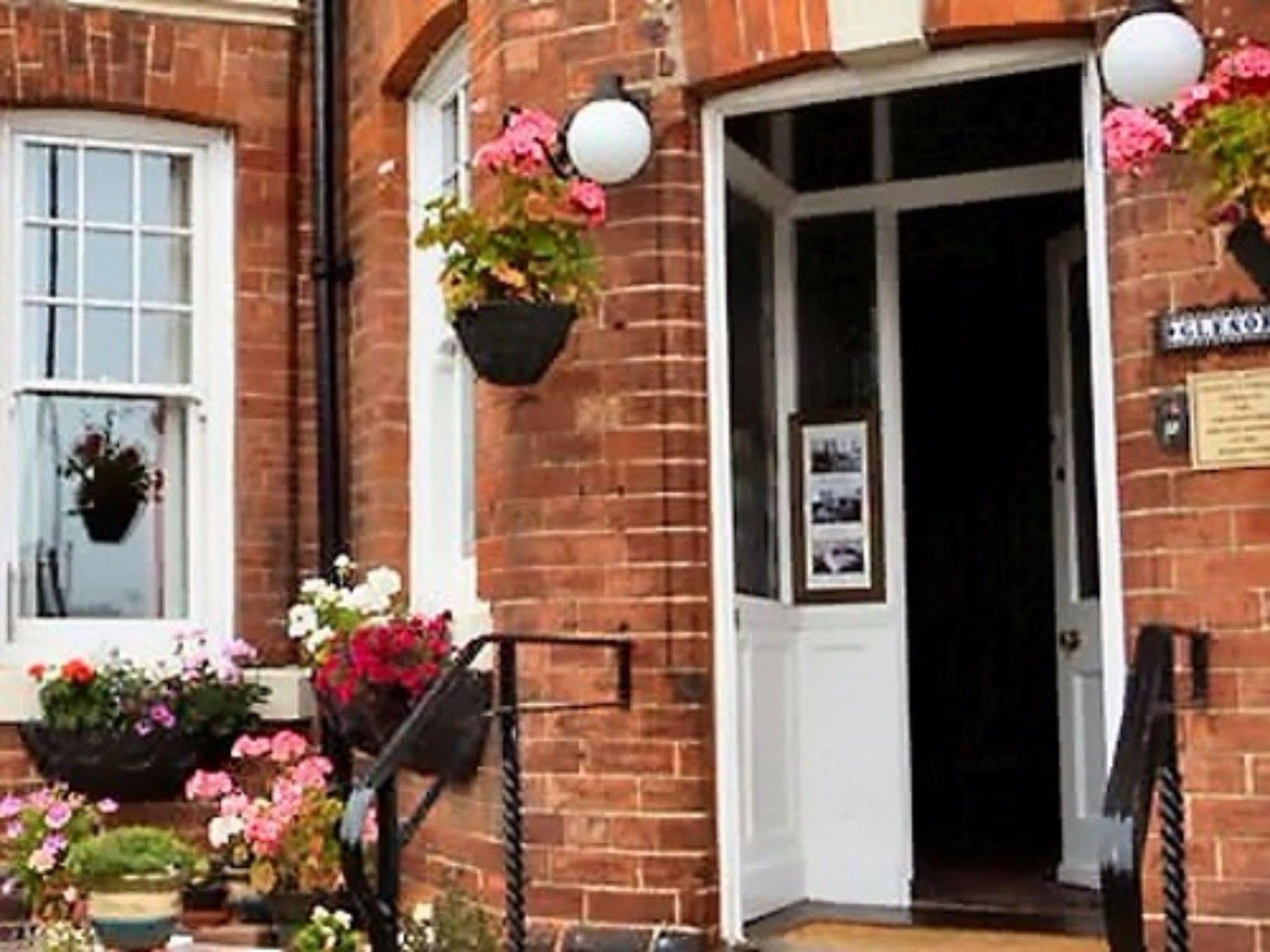 Glenora Guest House ウィットビー エクステリア 写真